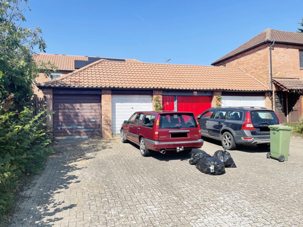 Lot: 160 - FIRST FLOOR FLAT & GARAGE WITH POTENTIAL - 